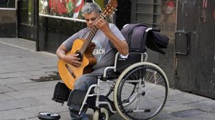 El desesperado pedido de un histórico músico de la peatonal para conseguir asistente domiciliario