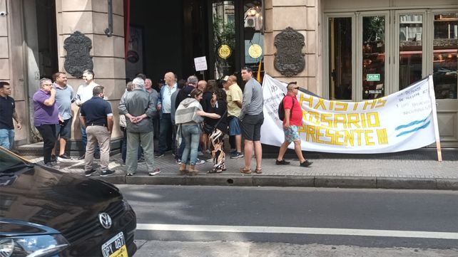 Taxistas protestaron en pleno microcentro ante una convocatoria de la app DiDi