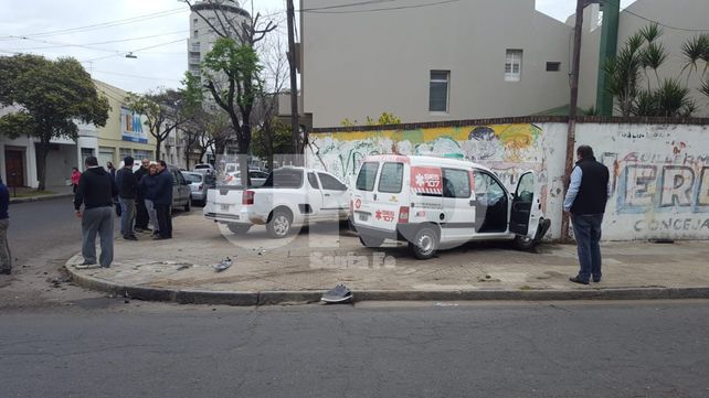 Fuerte choque de camionetas contra el frente de una casa en el centro santafesino