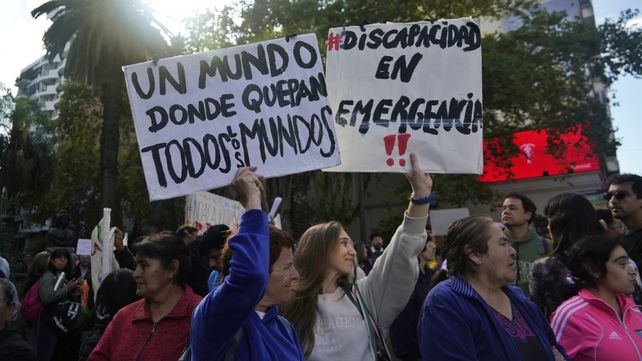 Tranportistas e instituciones de asistencia a personas con discapacidad organizaron una protesta el martes 22 de abril de 2025 en bulevar Oroño y Córdoba.