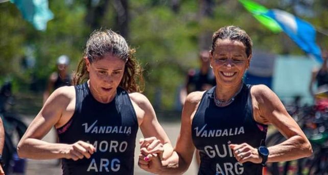 Anabel Moro y María Silvina Borgiani en una salida del agua para tomar la bici tándem. Una postal que las caracteriza.