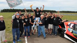 El piloto de Gualeguaychú Valentín Fuentes celebra su bicampeonato en el TC Pista Entrerriano.