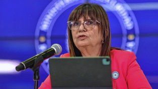 Patricia Bullrich impulsa infiltración en redes sociales con identidades falsas.