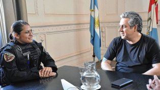 El ministro de Seguridad, Pablo Cococcioni, junto con la suboficial Juana Natalí Rodríguez, quien accionó por primera vez la pistola Taser.