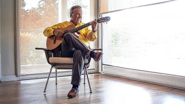 Toyi Bouzada presenta su tercer libro: Líquido Cielo