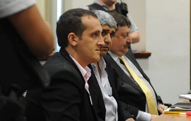 Acusado. Martín Santoro, flanqueado por sus abogados, fue el único de los detenidos que llegó a juicio oral.