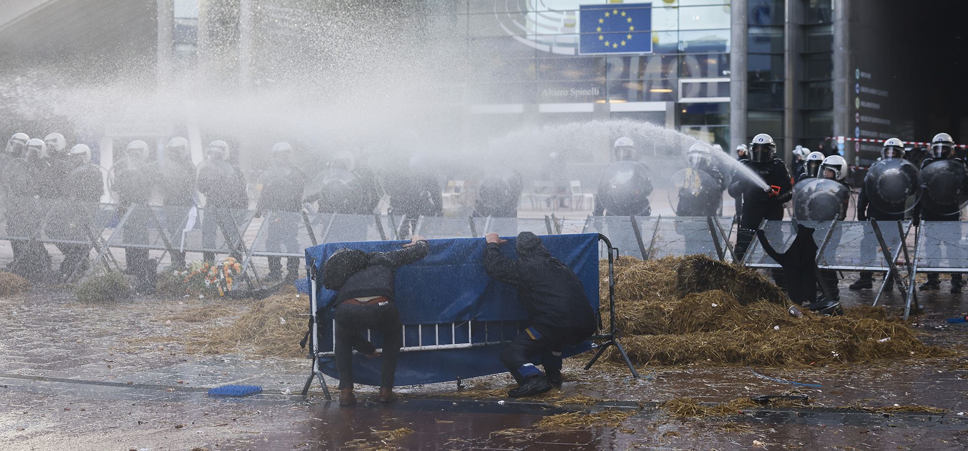 La policía antidisturbios usa agua para dispersar a la gente durante una protesta de agricultores frente al Parlamento Europeo mientras los líderes europeos se reúnen para una cumbre de la UE en Bruselas, el jueves 1 de febrero de 2024. (Foto AP/Thomas Padilla La policía antidisturbios usa agua para dispersar a la gente durante una protesta de agricultores frente al Parlamento Europeo mientras los líderes europeos se reúnen para una cumbre de la UE en Bruselas, el jueves 1 de febrero de 2024. (Foto AP/Thomas Padilla