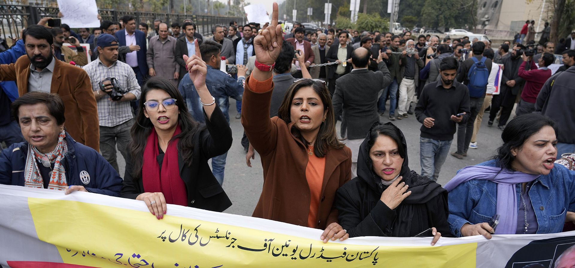 Periodistas corean consignas durante una manifestación en Islamabad, Pakistán, el martes 28 de enero de 2025. (Foto AP/Anjum Naveed) Periodistas corean consignas durante una manifestación en Islamabad, Pakistán, el martes 28 de enero de 2025. (Foto AP/Anjum Naveed)