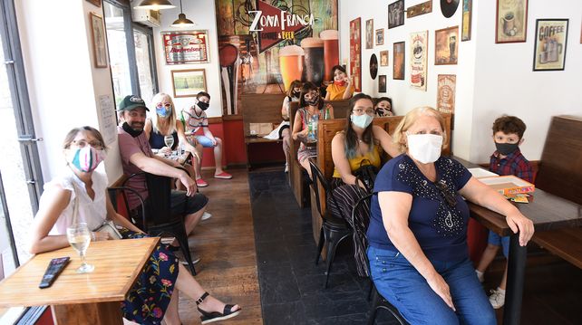 Octubre de 2020, festejos con protocolos por el día de la madre en un bar céntrico.