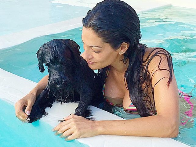 Una morocha hot suelta en las playas de Punta