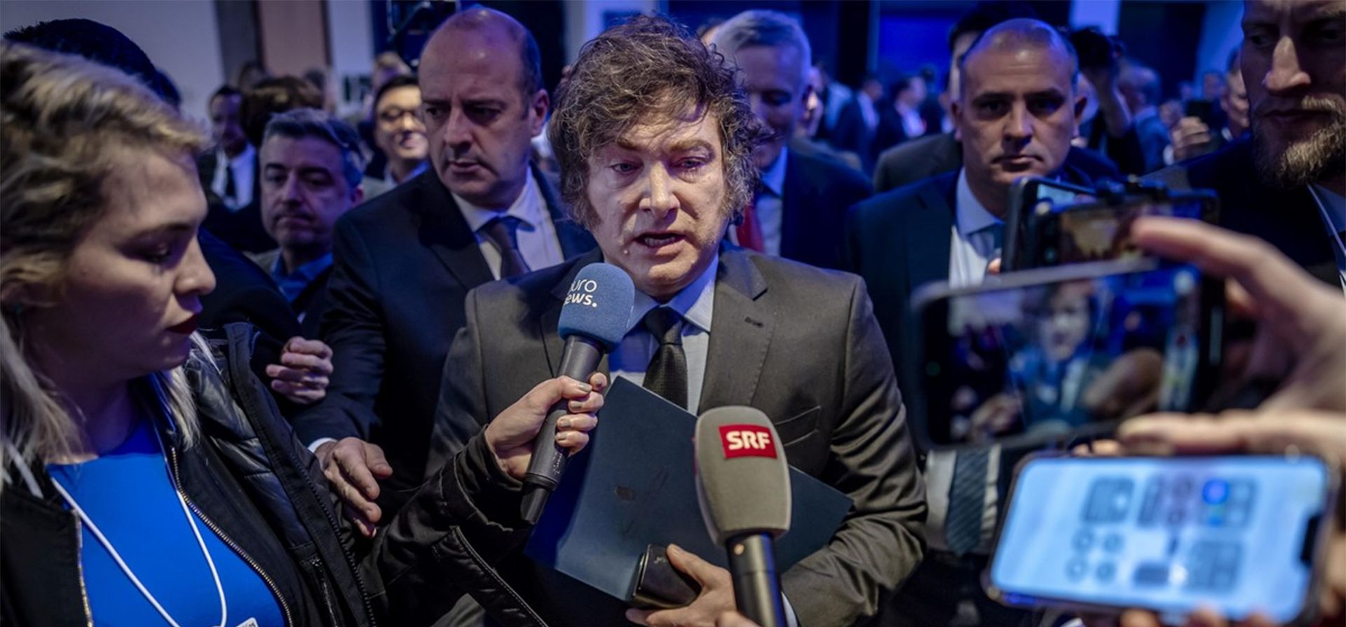 Javier Milei, habla con periodistas tras intervenir en una mesa redonda en la 55ª reunión anual del Foro Económico Mundial (WEF), en Davos, Suiza. Foto: EFE/EPA/MICHAEL BUHOLZER Imagen: 1/69 Javier Milei, habla con periodistas tras intervenir en una mesa redonda en la 55ª reunión anual del Foro Económico Mundial (WEF), en Davos, Suiza. Foto: EFE/EPA/MICHAEL BUHOLZER Imagen: 1/69
