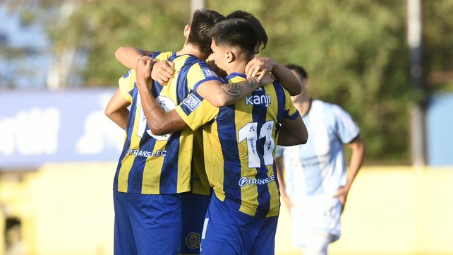 Los pibes de Central celebran eufóricos uno de los goles con los que el Canalla le ganó a Atlético Tucumán.