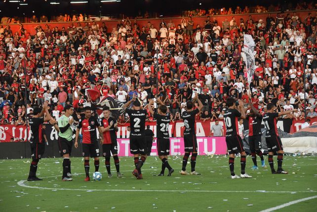 Una foto que se extra&ntilde;a. Los jugadores de Newell&rsquo;s en el Coloso antes de un partido del torneo de AFA saludan a los hinchas. A&uacute;n no hay fecha de retorno