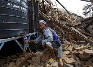 Ya suman más de 2.400 los muertos en Nepal