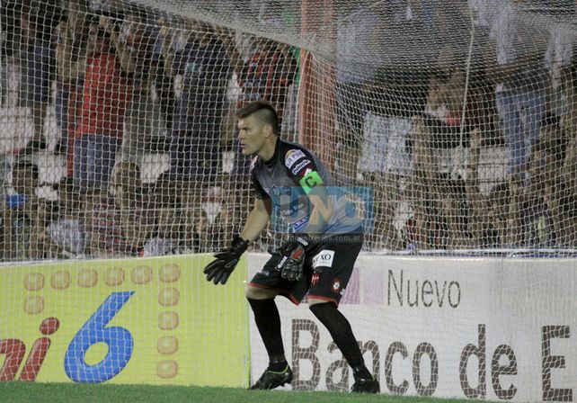 Ojos bien abiertos. El guardameta espera la ejecución de unos de los seis penales que tuvo en la noche histórica que tuvo Patronato.   Foto UNO/Juan Ignacio Pereira