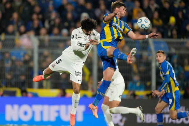 Tomás Badaloni se esfuerza en el choque ante Corinthians. El centrodelantero iría desde el arranque en Central.