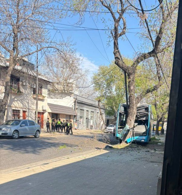 El colectivo quedó destrozado en San Lorenzo al 3900.