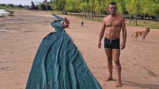 El guardavidas Alejandro Martin compró una red anti palometas