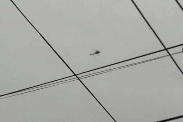 Un helicóptero de la Policía sobrevuela la zona. Foto: Juan Trento.