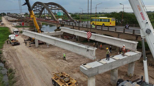 Avance clave del puente Santa Fe-Santo Tomé: llegó desde Asia la lanzadora de vigas para agilizar la obra