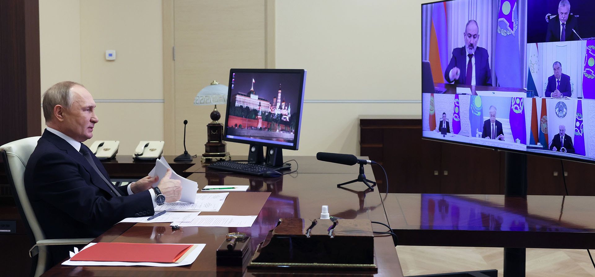 El presidente ruso, Vladimir Putin, asiste a una reunión con los líderes de la Organización del Tratado de Seguridad Colectiva (CSTO) para discutir el apoyo a Armenia luego de los enfrentamientos en su frontera con Azerbaiyán, a través de una videoconferencia en la residencia estatal de Novo-Ogaryovo, en las afueras de Moscú, Rusia.