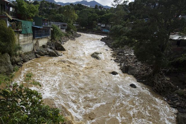La tormenta tropical Nate provocó anegamientos y deslaves en la ciudad de San José