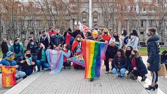 D&iacute;a del orgullo. La bandera de la diversidad fue enarbolada ayer en la plaza San Mart&iacute;n