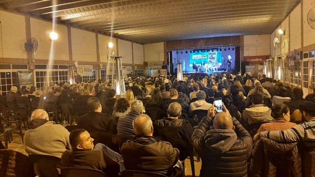 Etín Ponce presentó su libro en la sede El Trébol de Atilra