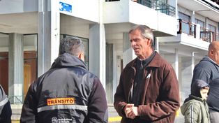 Interiorizado. El candidato junto a agentes de Tránsito.