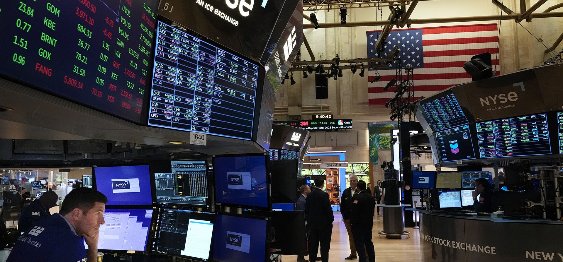 Operadores bursátiles trabajan en el piso de la Bolsa de Valores de Nueva York, el martes 28 de marzo de 2023. (Foto AP/Seth Wenig)
