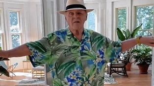 Anthony Hopkins  viral por bailar una conocida cumbia colombiana