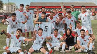 Unión de Álvarez. Los rojinegros participarán por tercera vez en los torneos organizados por AFA. &nbsp;