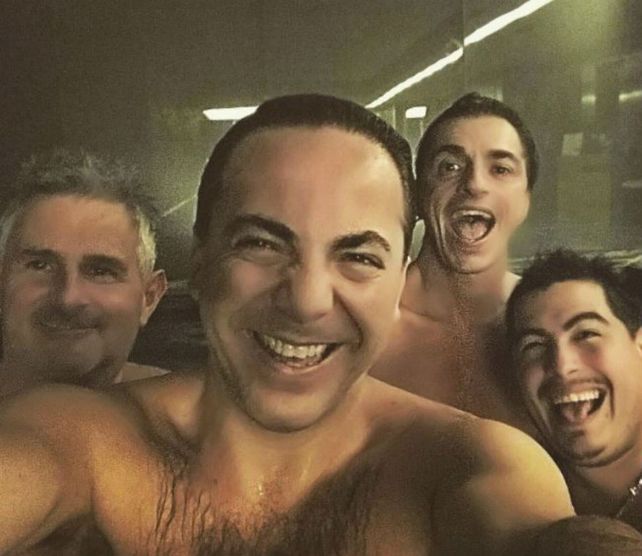 Cristian Castro con amigos. es una de las últimas fotos que el cantante publicó en Instagram.