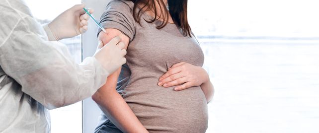 La vacuna se debe aplicar a las personas gestantes entre las semanas 32 y 36 del embarazo