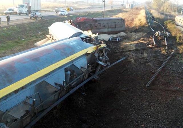 Descarriló un tren de carga en una vía con rieles rotos al costado de la ruta 34