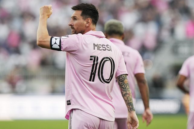 Lionel Messi celebra un de sus goles en la cómoda victoria de Inter Miami.