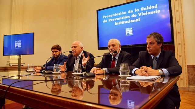 El gobernador Miguel Lifschitz llamó a la reflexión a los gremios que nunclean a docentes y estatales.&nbsp;