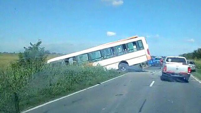 Las crudas imágenes del choque frontal de los micros de Monticas en la ruta 33