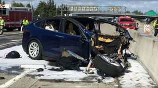 Tesla admitió que estaba activado el piloto automático en un choque