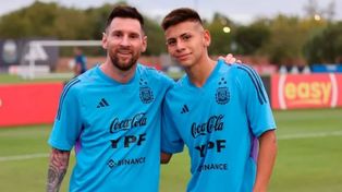 Sueño cumplido. Lionel Messi junto al Diablito Echeverri en el predio de la AFA.