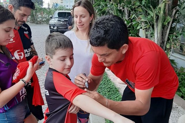 El Pulga Rodríguez acaparó la atención de los hinchas de Colón
