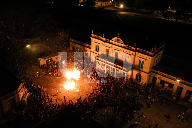 Cierre. La tradicional quema del Rey Momo es la ceremonia que cierra el ciclo de trabajo