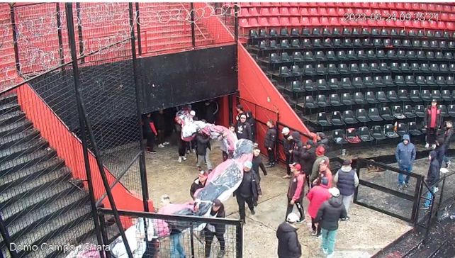 La barra brava de Newells retira la bandera que había sido exhibida la noche anterior en el homenaje a Maxi Rodríguez.