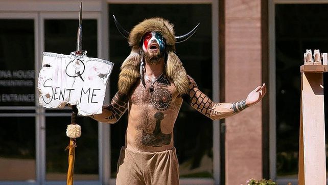 Jake Angeli (32) es un seguidor de Trump que pertenece a la secta Qanon.