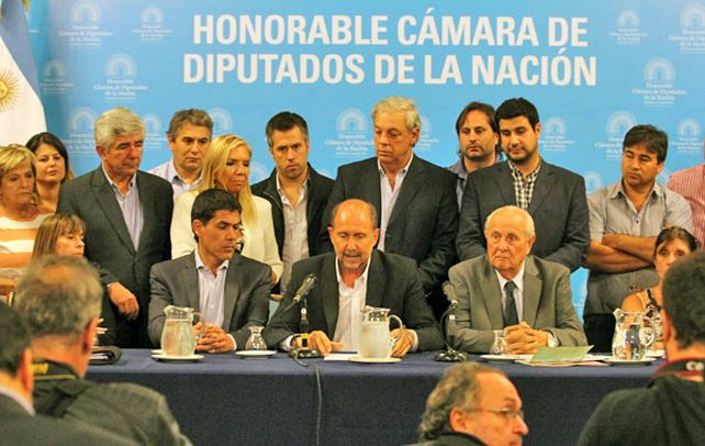 Compañeros. Omar Perotti descargó nuevas dudas sobre el resultado del escrutinio provisorio en una conferencia en la Cámara de Diputados de la Nación.