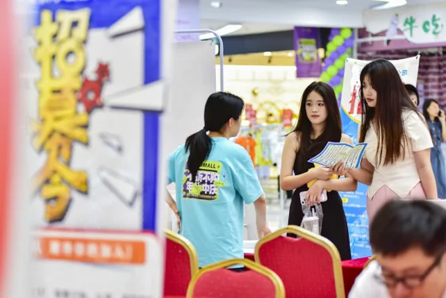 Una feria de trabajo en una ciudad china. Encontrar buenos puestos se puso muy dif&iacute;cil para la nueva generaci&oacute;n, y el desempleo en este segmento supera el 21%.