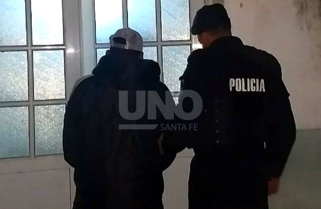 El delincuente fue apresado abordo de la motocicleta que utilizó para realizar dos asaltos este viernes.