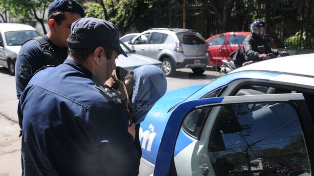 Apresaron a mujer policía que le prestó su arma y el chaleco a su novio delincuente Apresaron a mujer policía que le prestó su arma y el chaleco a su novio delincuente