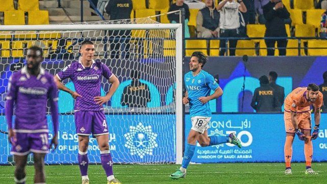 Gol de Giovanni Simeone en la goleada del Napoli.