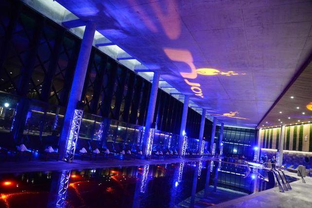 Enjoy inauguró una amplia y moderna piscina climatizada